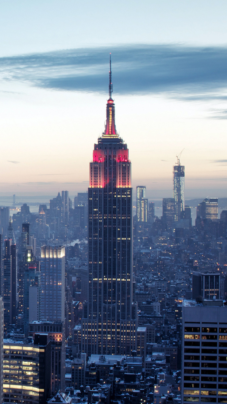 Horizonte de la Ciudad Bajo Nubes Blancas Durante el Día. Wallpaper in 750x1334 Resolution