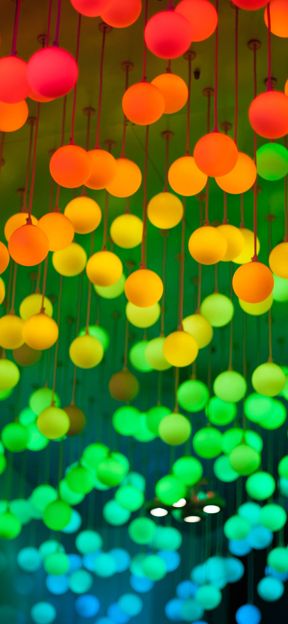 Orange Ballon Viel in Nahaufnahmen. Wallpaper in 1125x2436 Resolution