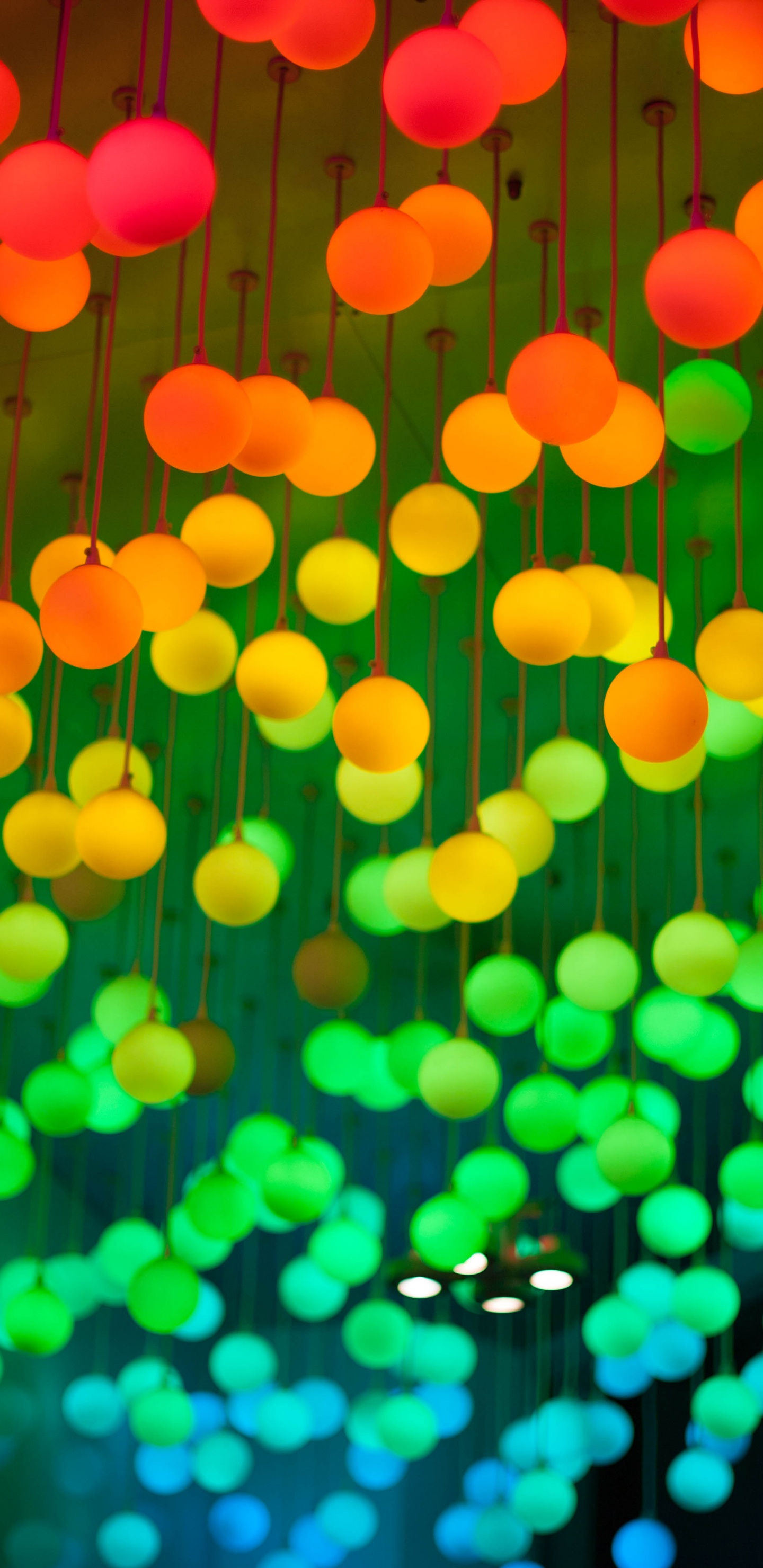 Orange Ballon Viel in Nahaufnahmen. Wallpaper in 1440x2960 Resolution