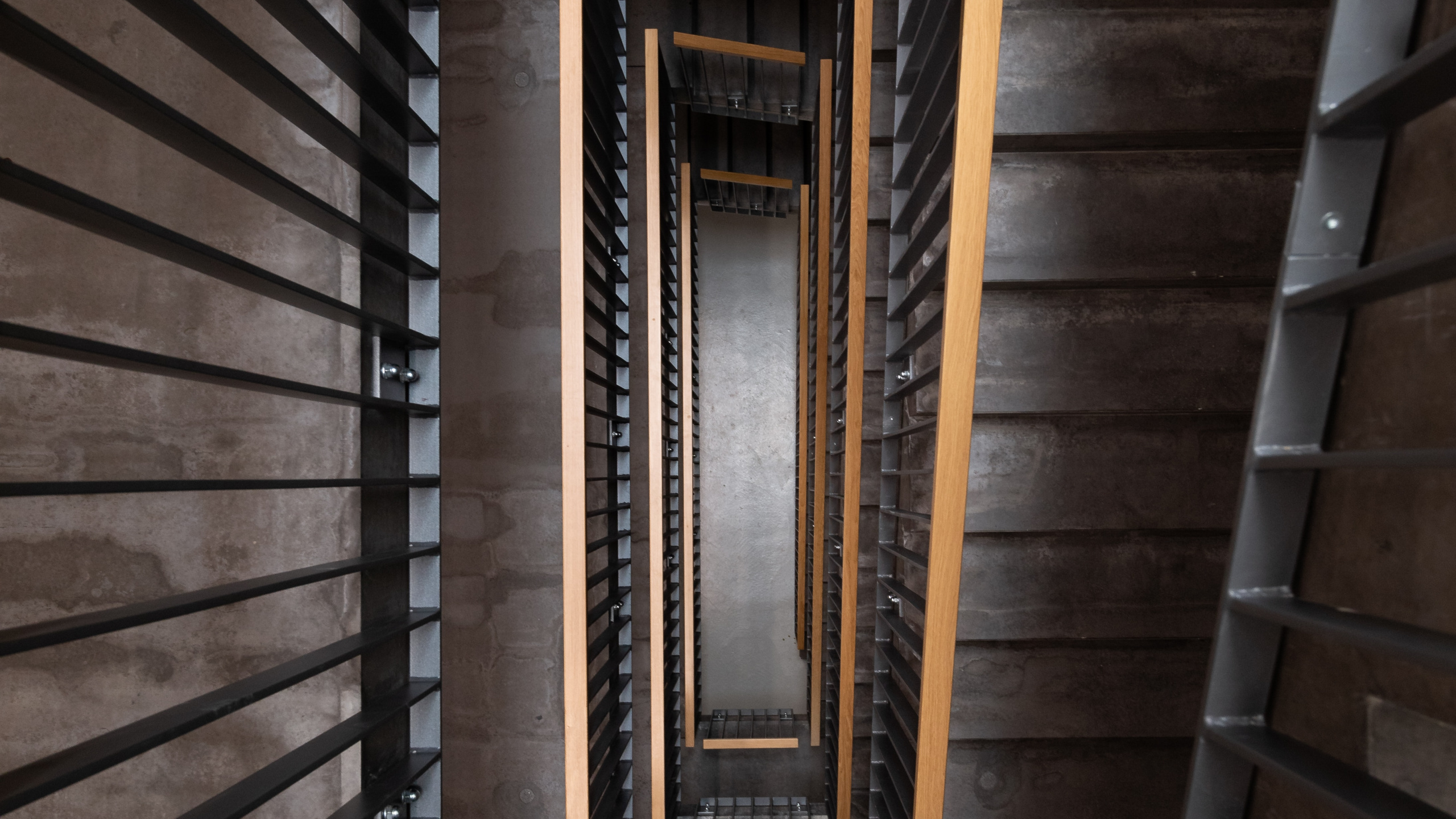 Brown Wooden Stairs With Brown Wooden Railings. Wallpaper in 2560x1440 Resolution