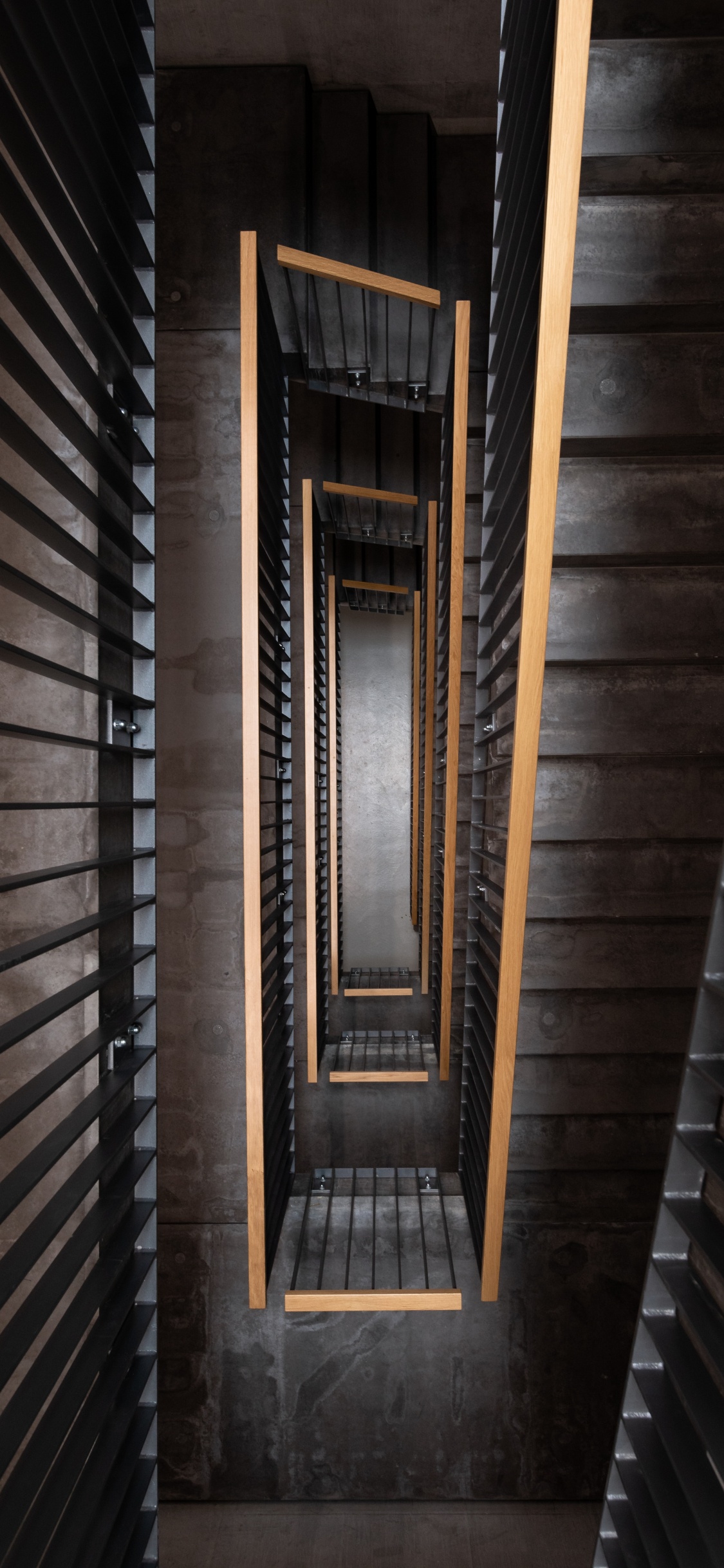 Braune Holztreppe Mit Braunem Holzgeländer. Wallpaper in 1125x2436 Resolution