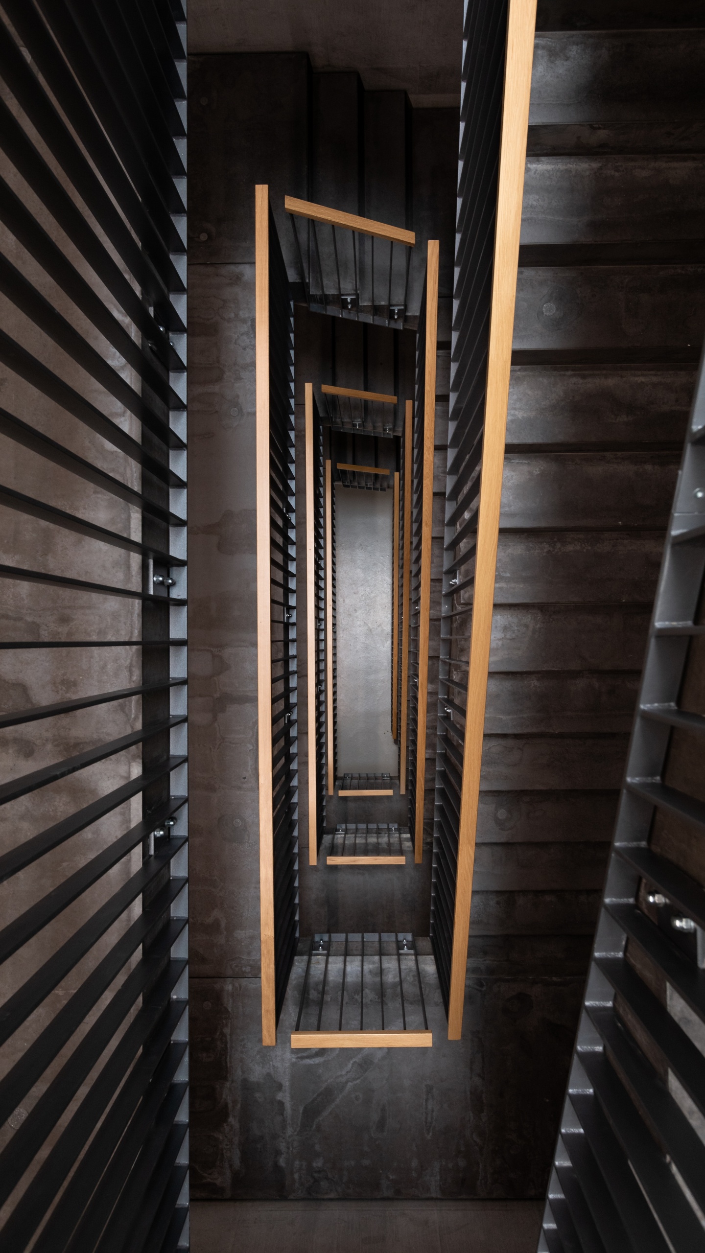 Escalier en Bois Marron Avec Garde-corps en Bois Marron. Wallpaper in 1440x2560 Resolution