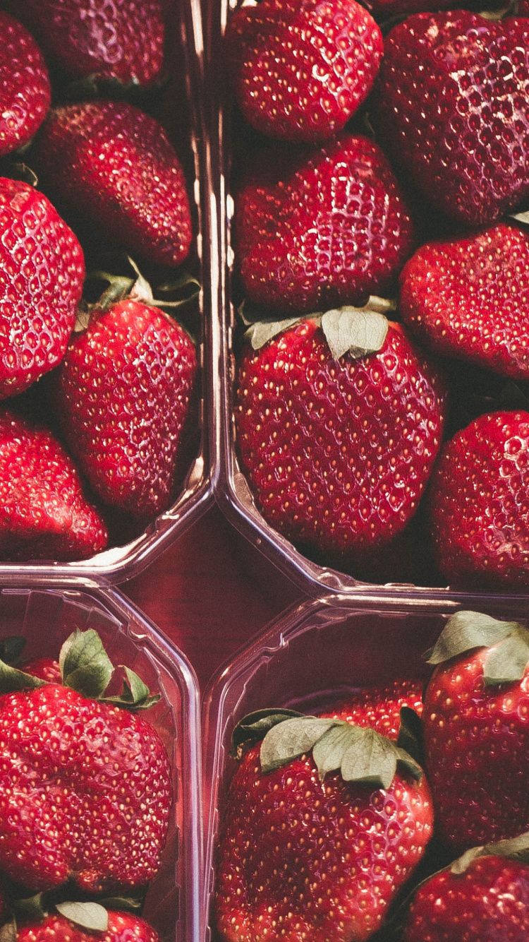 Rote Erdbeeren im Durchsichtigen Plastikbehälter. Wallpaper in 750x1334 Resolution