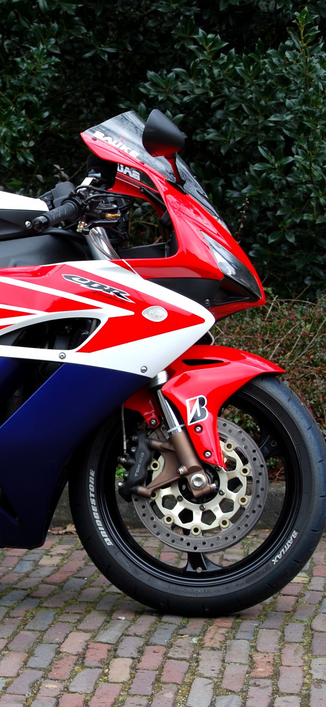 Blaues Und Rotes Sportrad. Wallpaper in 1125x2436 Resolution