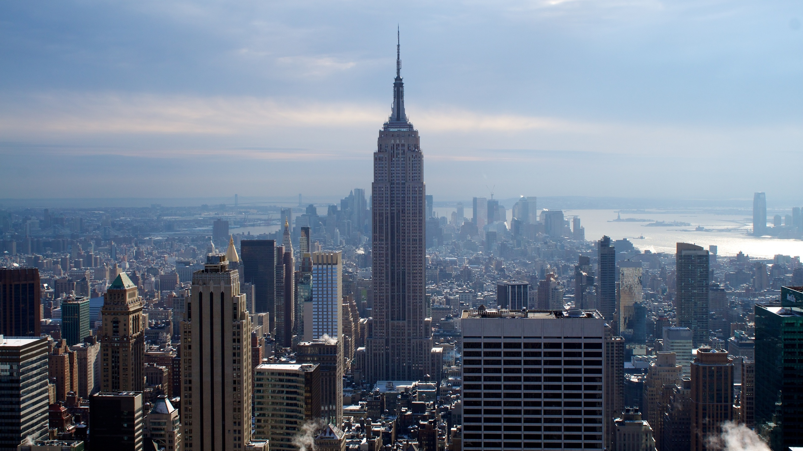 Horizonte de la Ciudad Bajo un Cielo Azul Durante el Día. Wallpaper in 2560x1440 Resolution