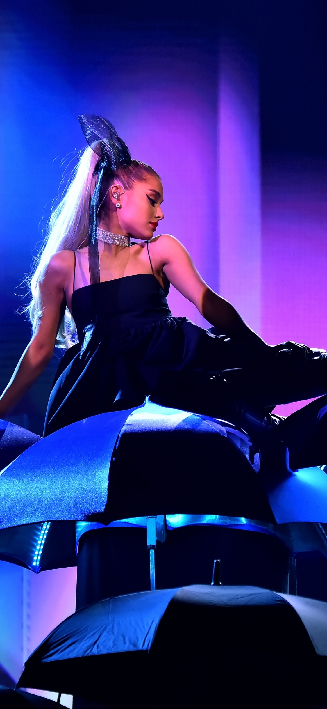 Leistung, Unterhaltung, Darstellende Kunst, Purpur, Bühne. Wallpaper in 1125x2436 Resolution