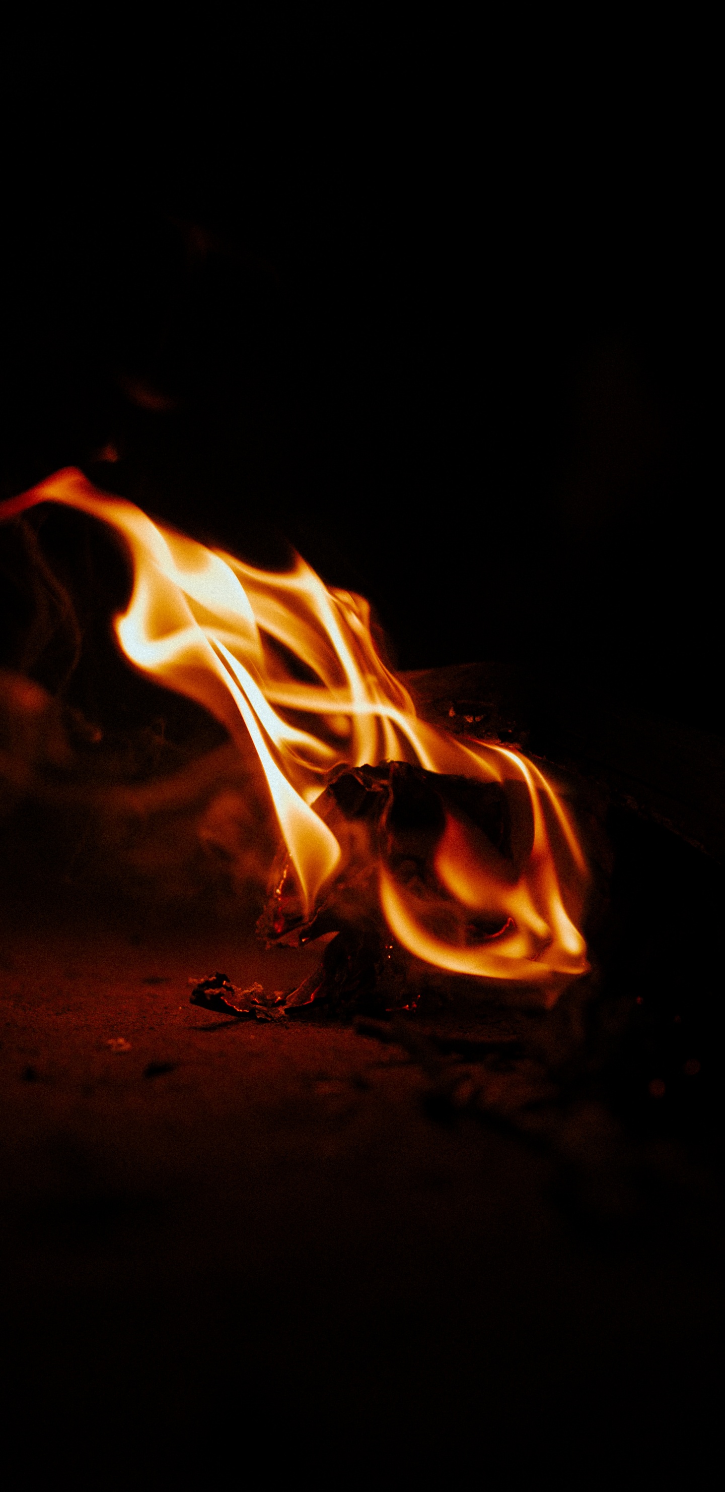 Feuer im Dunkeln Während Der Nacht. Wallpaper in 1440x2960 Resolution