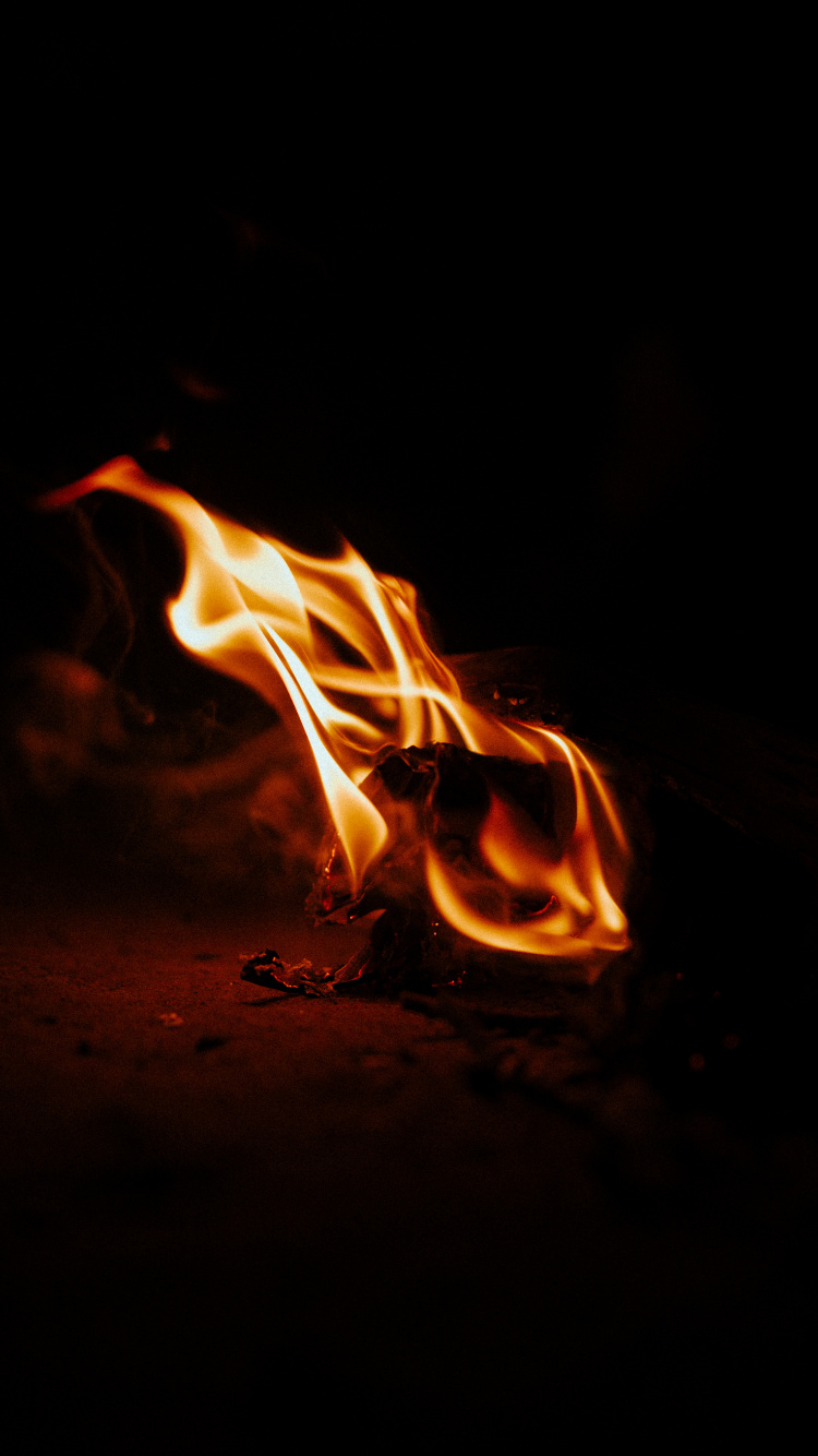 Feuer im Dunkeln Während Der Nacht. Wallpaper in 750x1334 Resolution