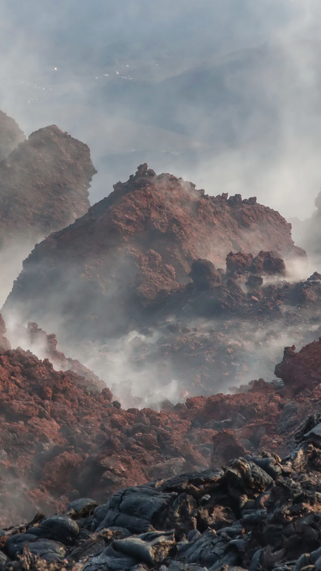 Brauner Felsberg Unter Weißen Wolken. Wallpaper in 1080x1920 Resolution