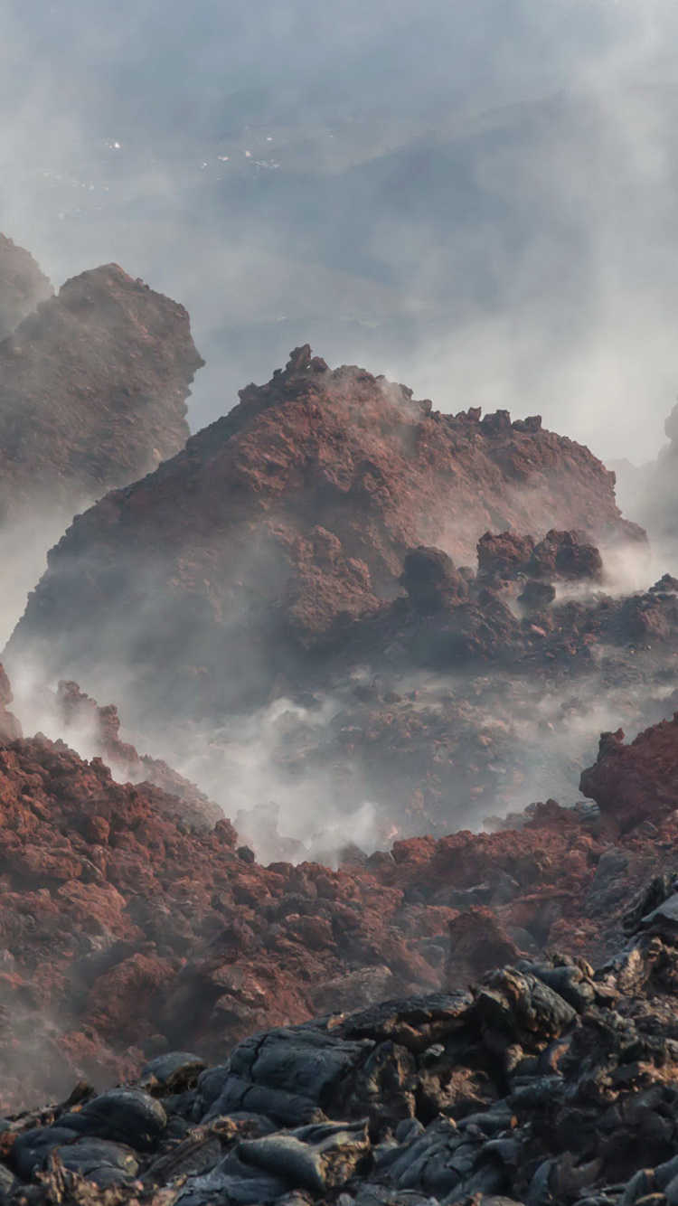 Montaña Rocosa Marrón Bajo Nubes Blancas. Wallpaper in 750x1334 Resolution