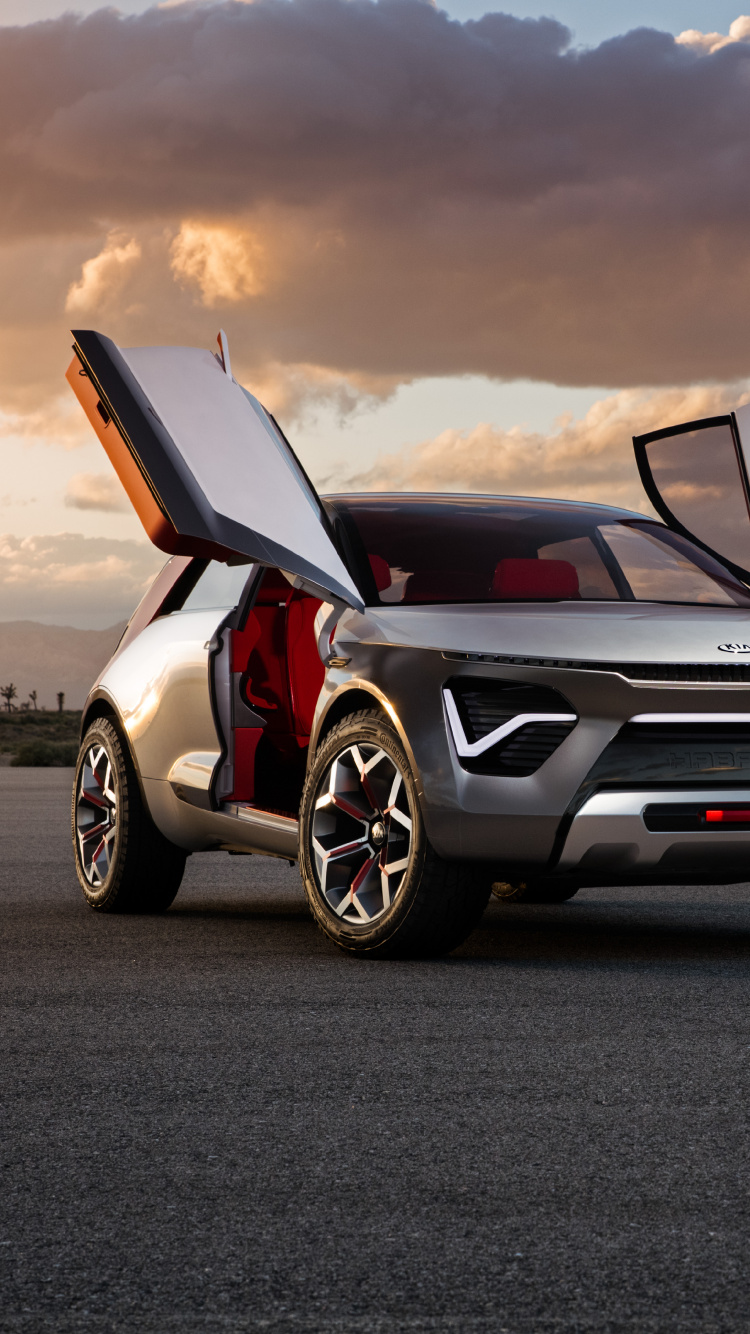 Weißes Mercedes Benz Auto Tagsüber Unterwegs. Wallpaper in 750x1334 Resolution