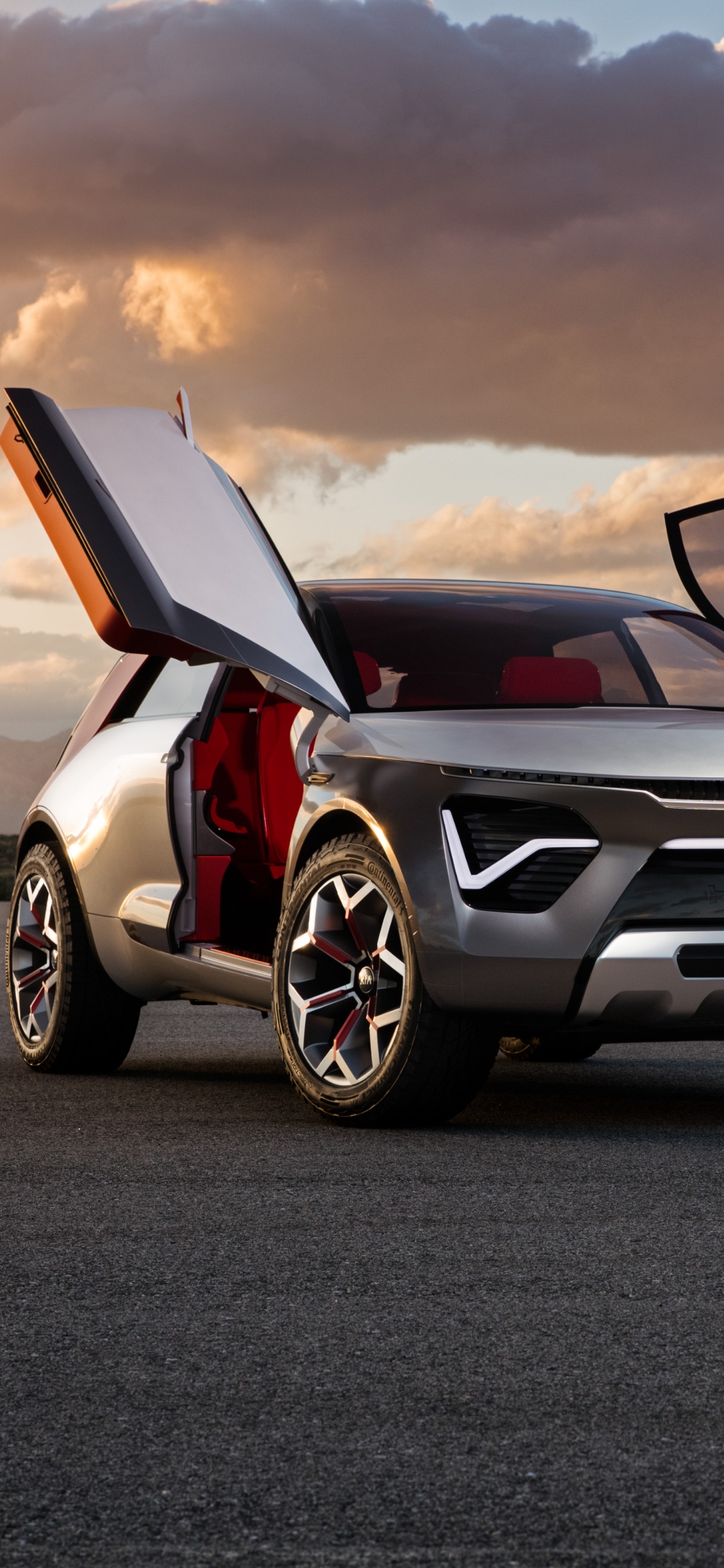 Voiture Mercedes Benz Blanche Sur Route Pendant la Journée. Wallpaper in 1125x2436 Resolution