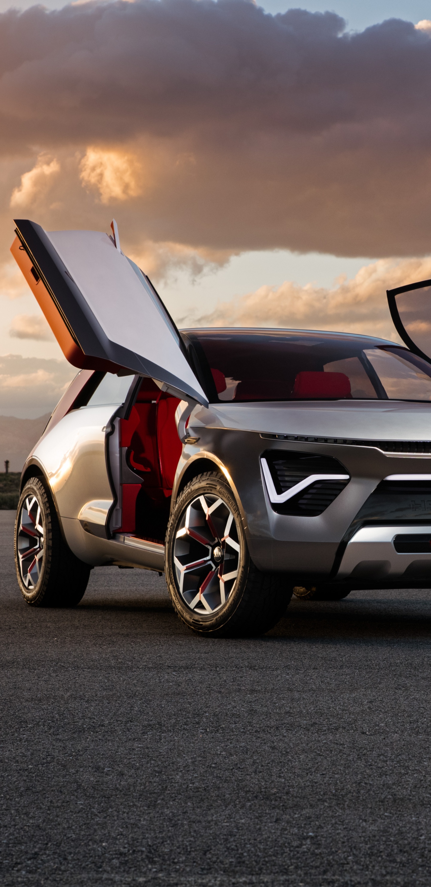 Voiture Mercedes Benz Blanche Sur Route Pendant la Journée. Wallpaper in 1440x2960 Resolution