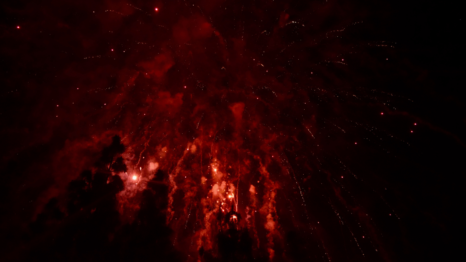 Feux D'artifice Rouges Dans le Ciel. Wallpaper in 1920x1080 Resolution