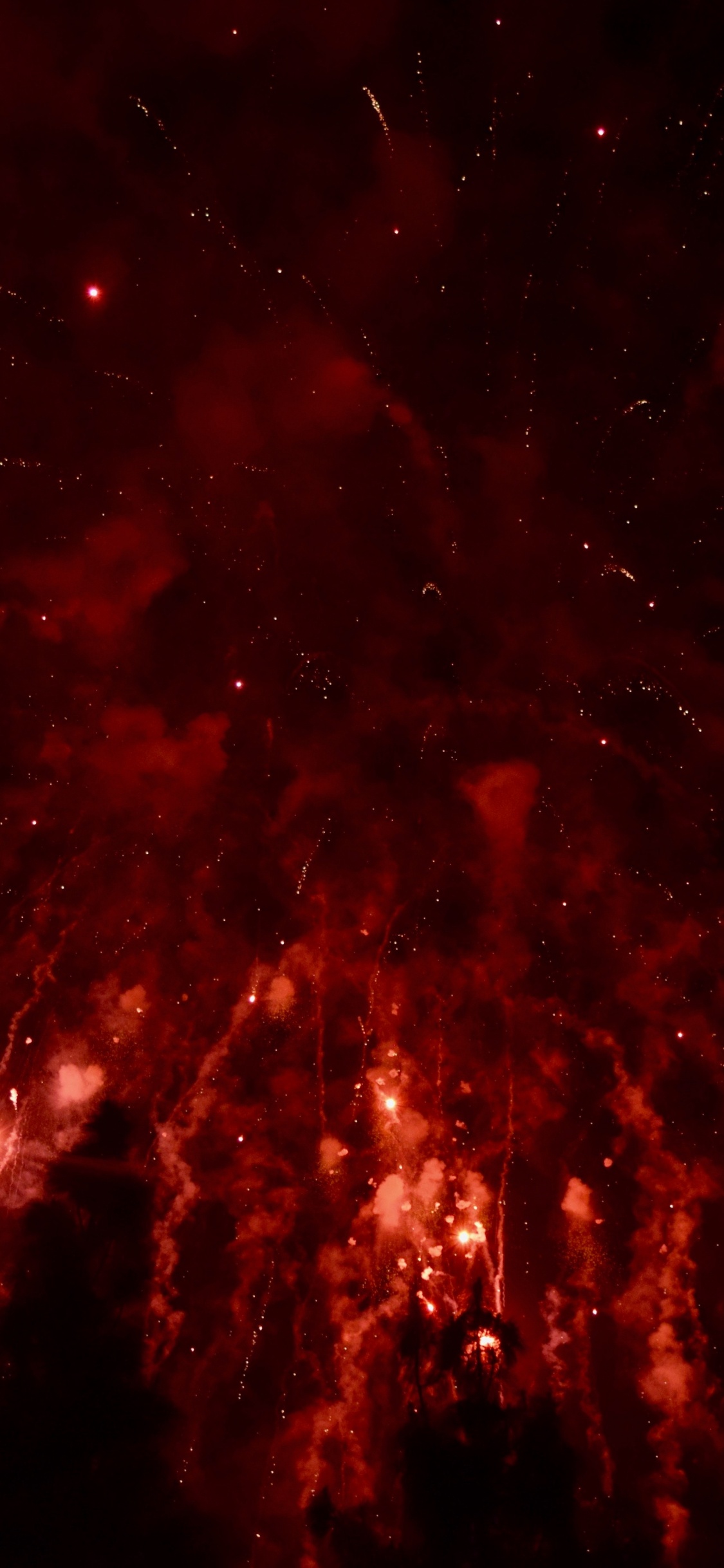Fuegos Artificiales Rojos en el Cielo. Wallpaper in 1125x2436 Resolution