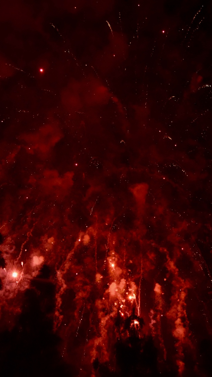 Rotes Feuerwerk am Himmel. Wallpaper in 720x1280 Resolution