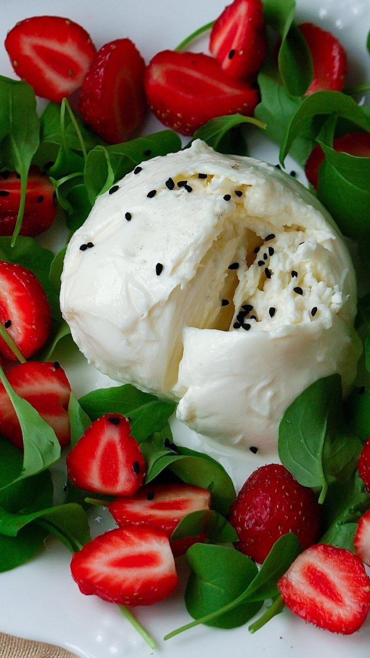 Weißes Eis Mit Roten Rosenblättern Auf Weißem Keramikteller. Wallpaper in 750x1334 Resolution