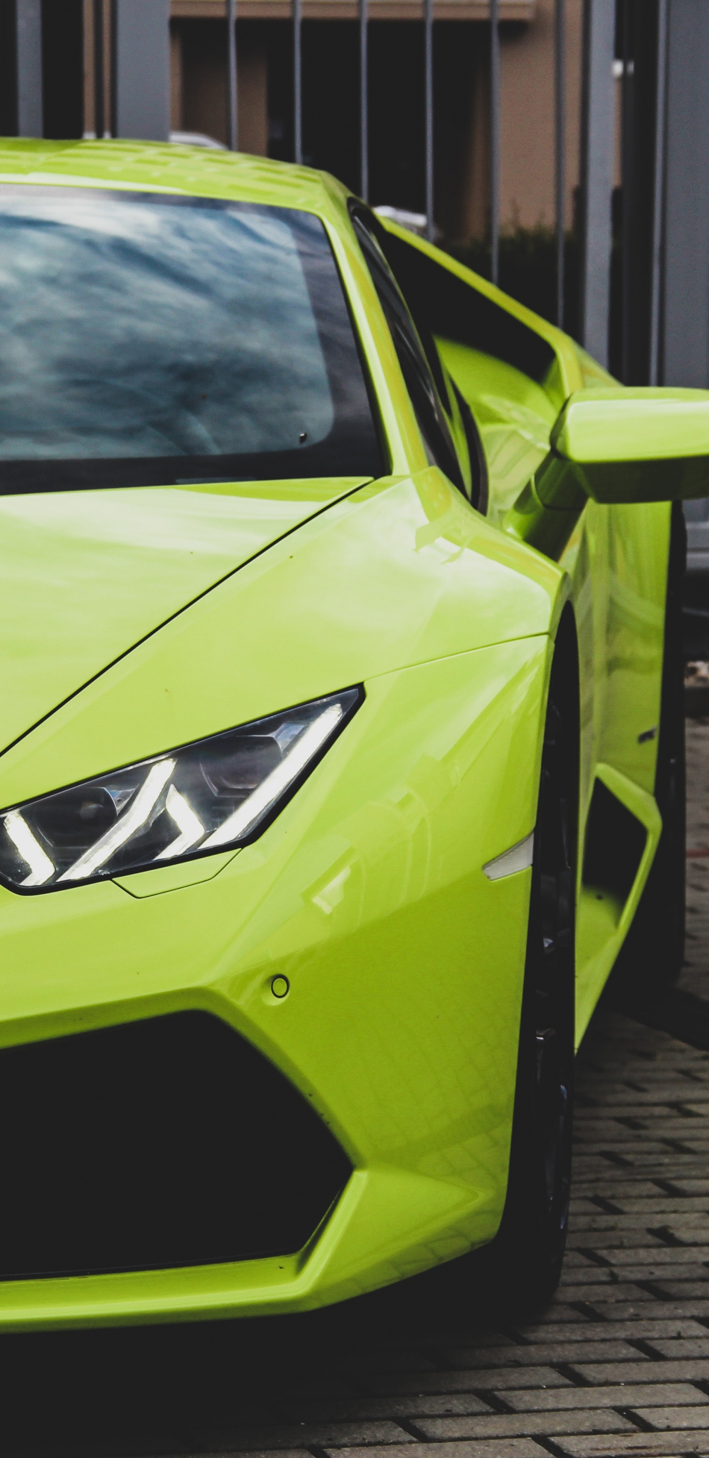 Lamborghini Aventador Verde Estacionado en la Calle Durante el Día. Wallpaper in 1440x2960 Resolution