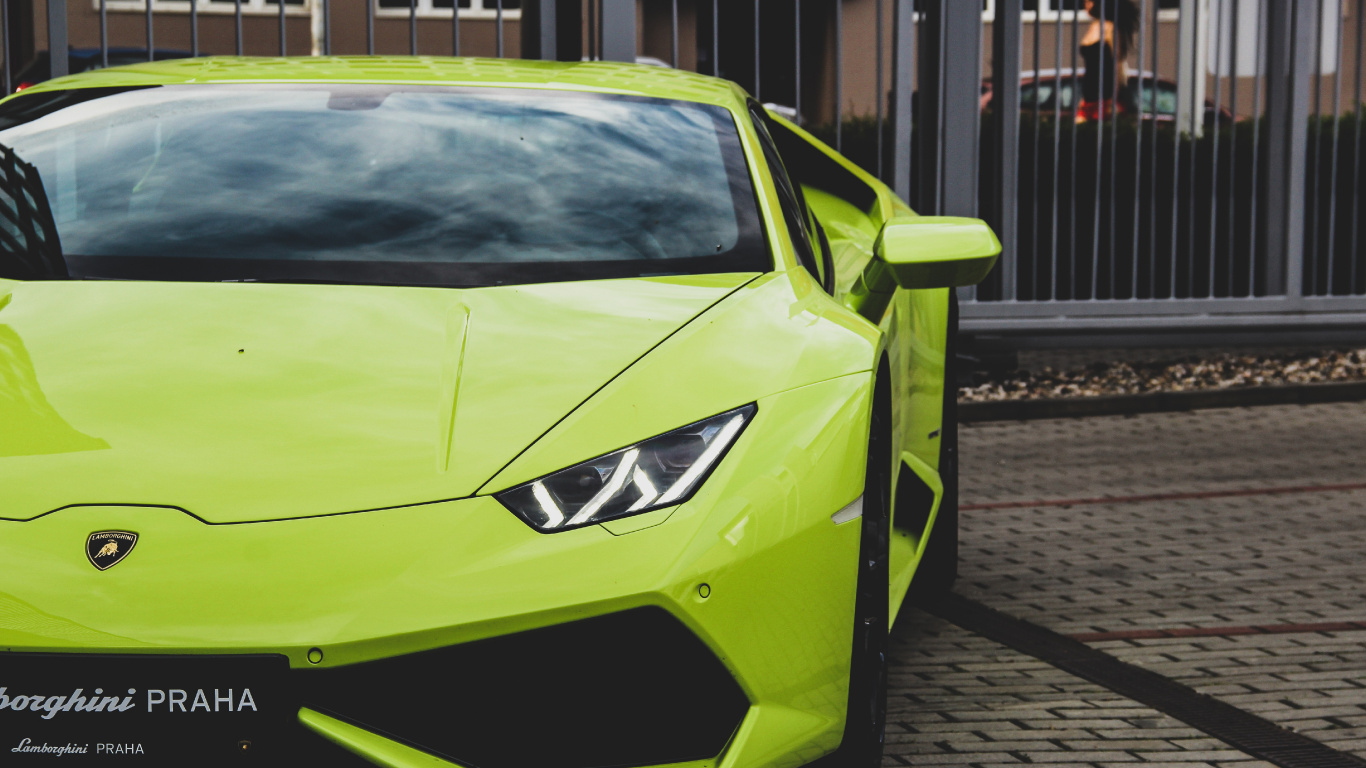 Lamborghini Aventador Verte Garée Dans la Rue Pendant la Journée. Wallpaper in 1366x768 Resolution