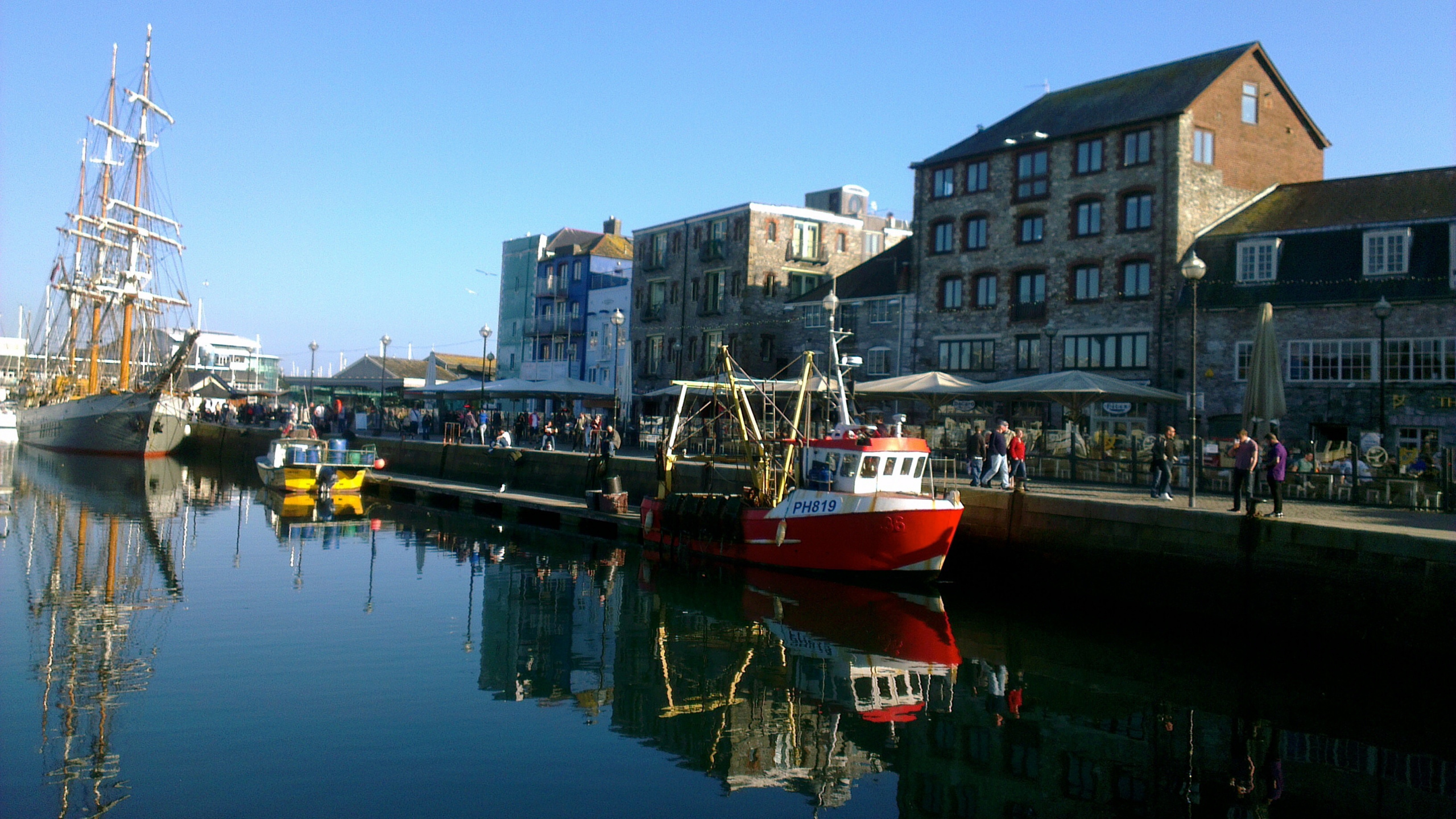 Red and White Boat on Water Near Buildings During Daytime. Wallpaper in 2560x1440 Resolution
