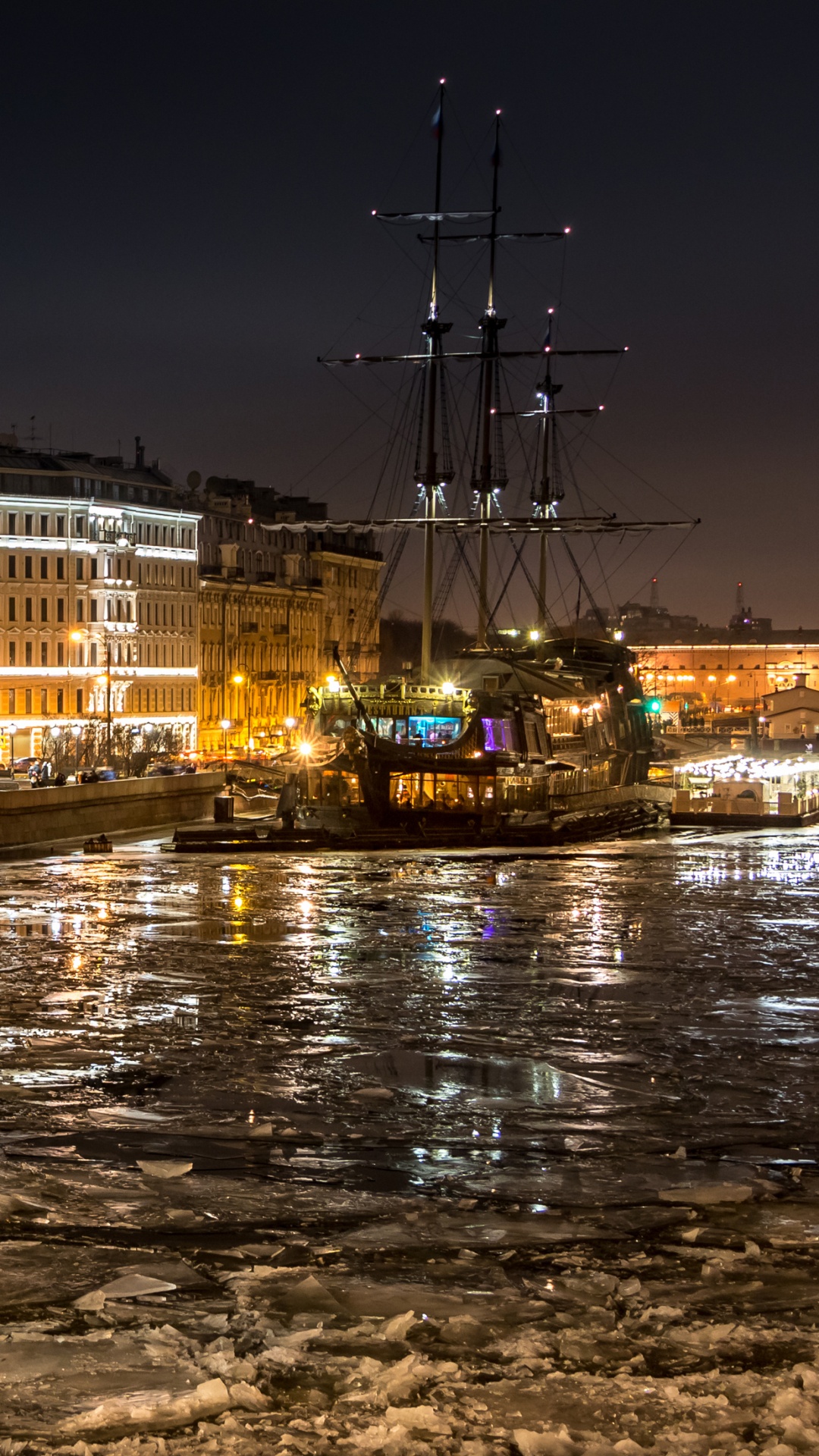 Bâtiment en Béton Blanc Près D'un Plan D'eau Pendant la Nuit. Wallpaper in 1080x1920 Resolution