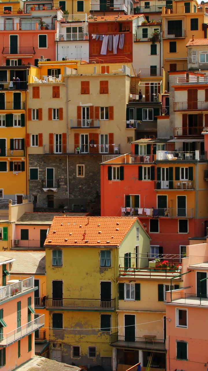 Braune Und Weiße Betongebäude Tagsüber. Wallpaper in 720x1280 Resolution