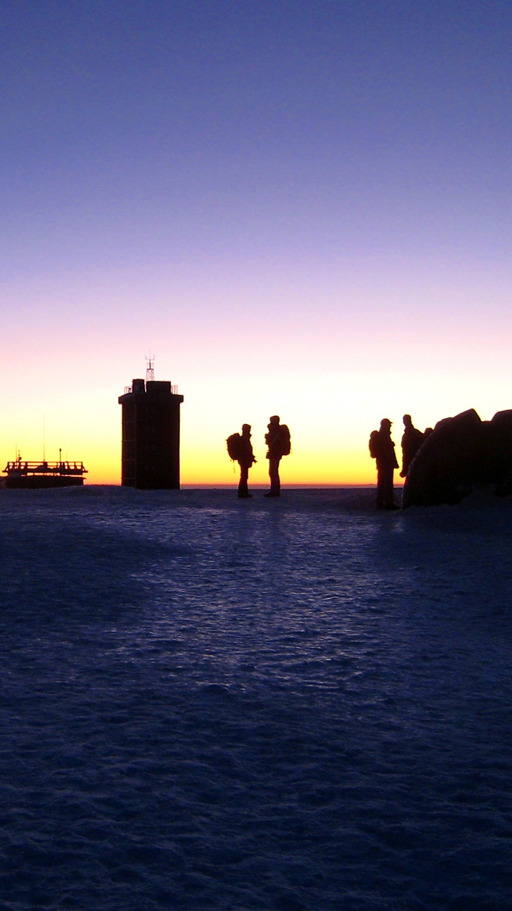 Silueta de Personas en Formación Rocosa Durante la Puesta de Sol. Wallpaper in 720x1280 Resolution