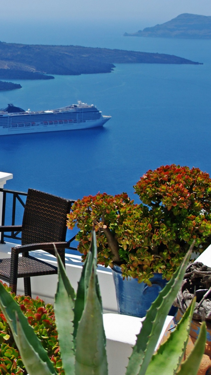 Sillas y Mesa de Metal Negro Cerca Del Cuerpo de Agua Durante el Día. Wallpaper in 720x1280 Resolution