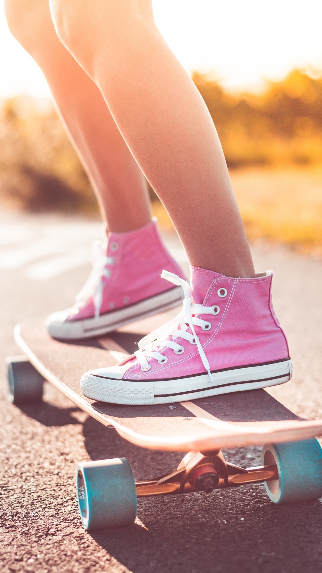 Person in Rosa Und Weißen Nike-Turnschuhen Und Rosa Nike-Turnschuhen. Wallpaper in 1080x1920 Resolution