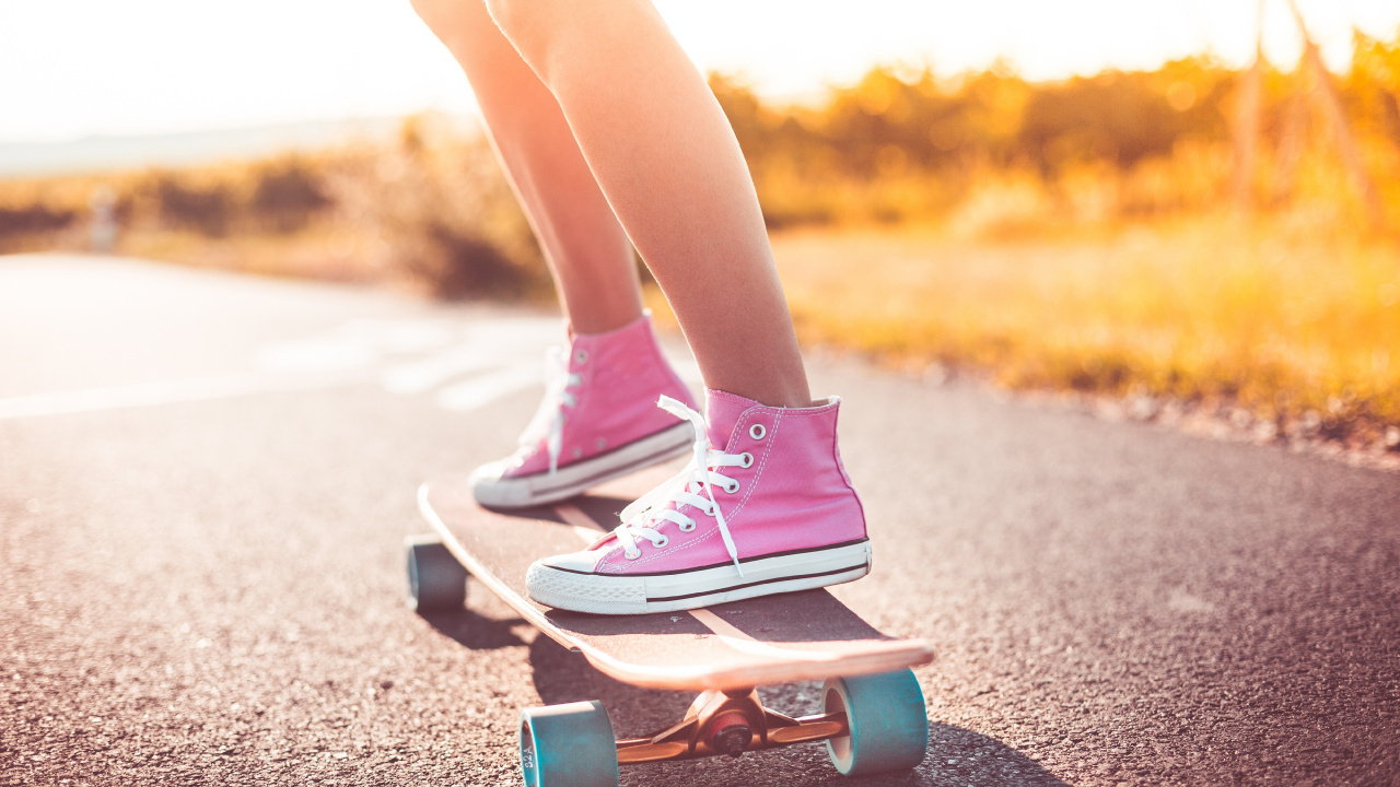 Person in Rosa Und Weißen Nike-Turnschuhen Und Rosa Nike-Turnschuhen. Wallpaper in 1280x720 Resolution