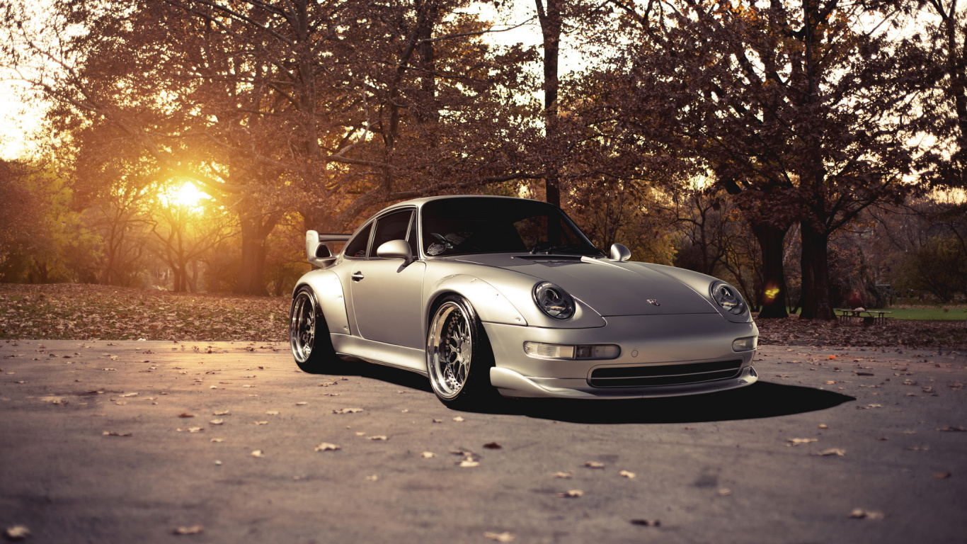 Porsche 911 Blanche Garée Près Des Arbres au Coucher du Soleil. Wallpaper in 1366x768 Resolution
