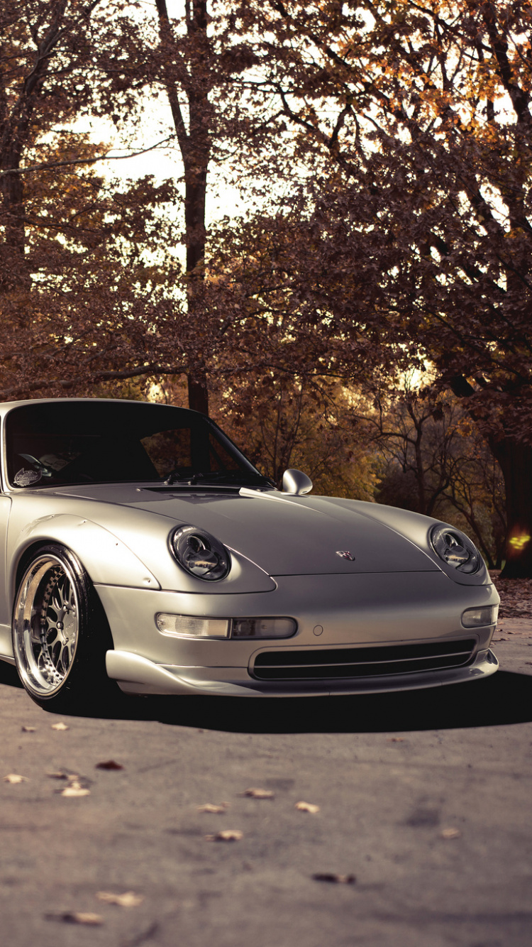 Porsche 911 Blanche Garée Près Des Arbres au Coucher du Soleil. Wallpaper in 750x1334 Resolution