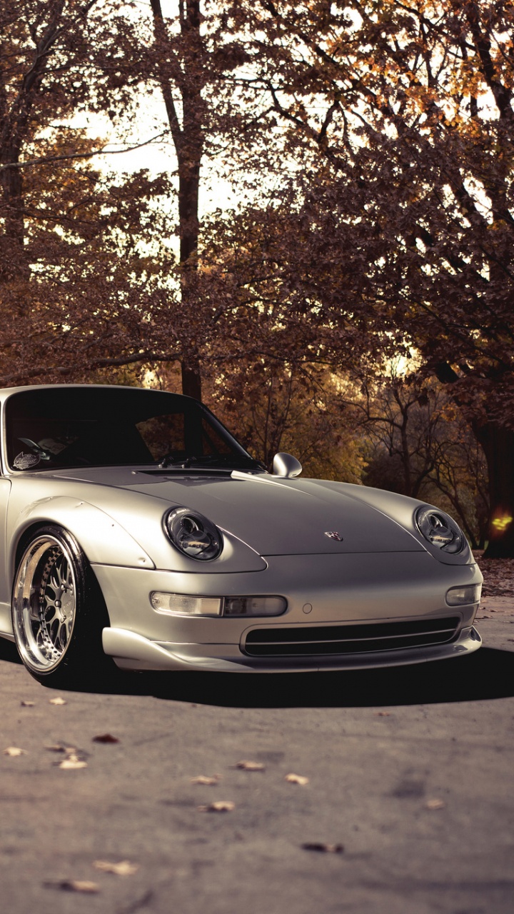 Porsche 911 Blanco Estacionado Cerca de Los Árboles Durante la Puesta de Sol. Wallpaper in 720x1280 Resolution