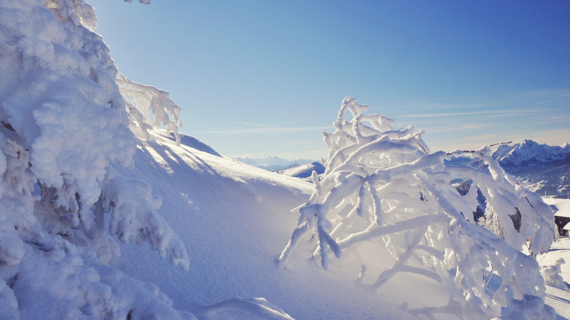 Montagne Couverte de Neige Sous Ciel Bleu Pendant la Journée. Wallpaper in 1920x1080 Resolution