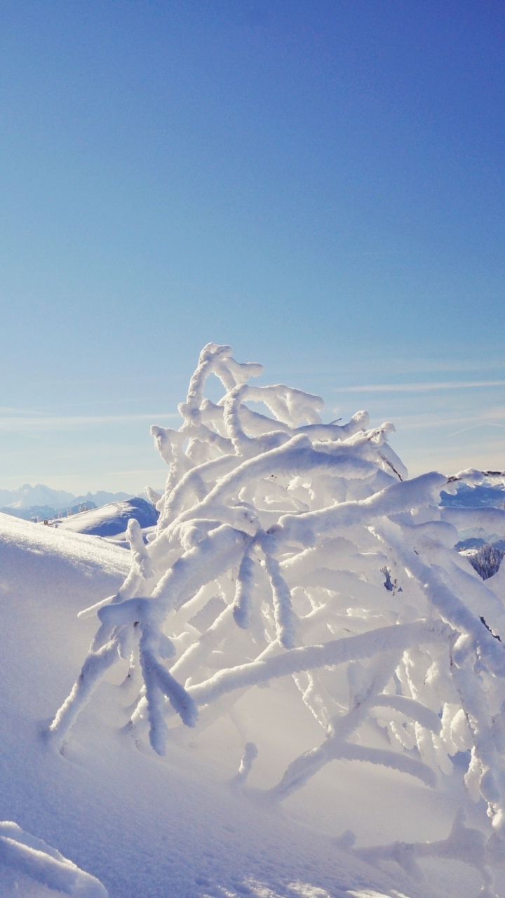Montagne Couverte de Neige Sous Ciel Bleu Pendant la Journée. Wallpaper in 720x1280 Resolution
