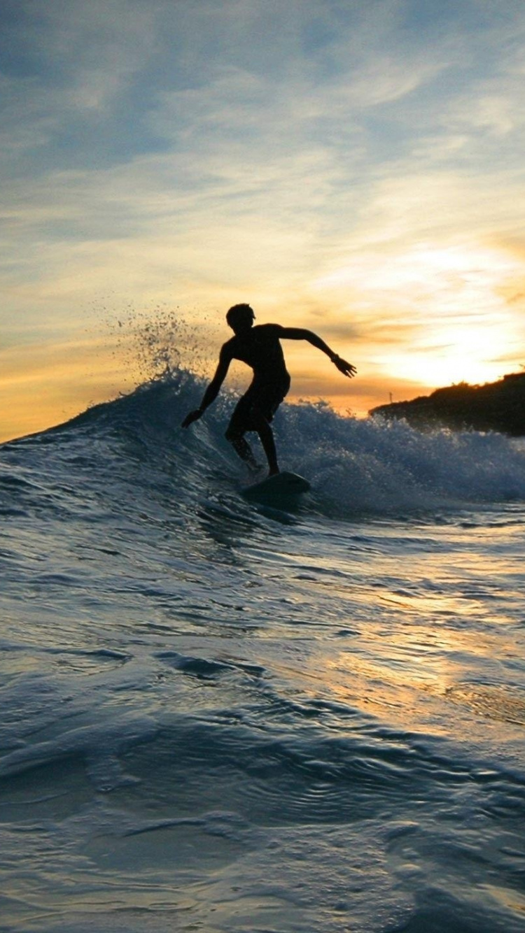 Femme Surfant Sur Les Vagues de la Mer Pendant le Coucher du Soleil. Wallpaper in 750x1334 Resolution