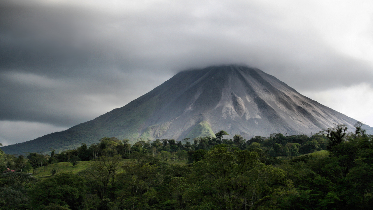 Arbres Verts et Montagne Sous Des Nuages Blancs Pendant la Journée. Wallpaper in 1280x720 Resolution