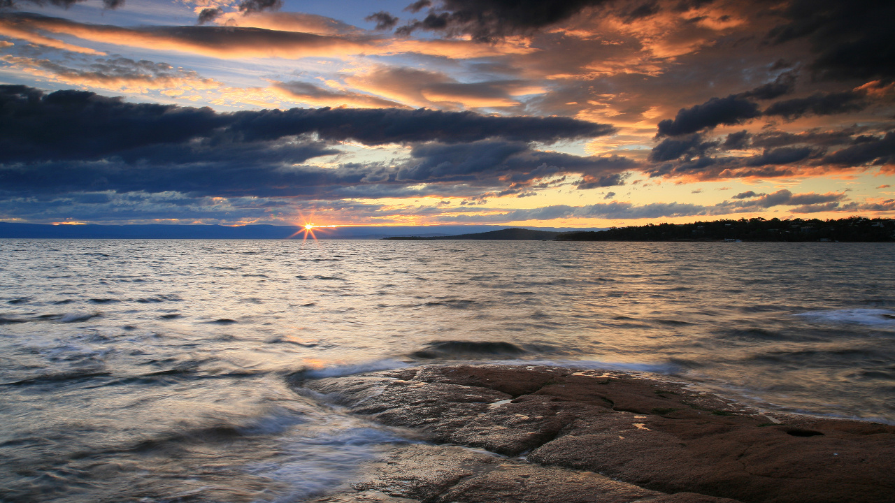 Vagues de la Mer se Brisant Sur le Rivage Pendant le Coucher du Soleil. Wallpaper in 1280x720 Resolution