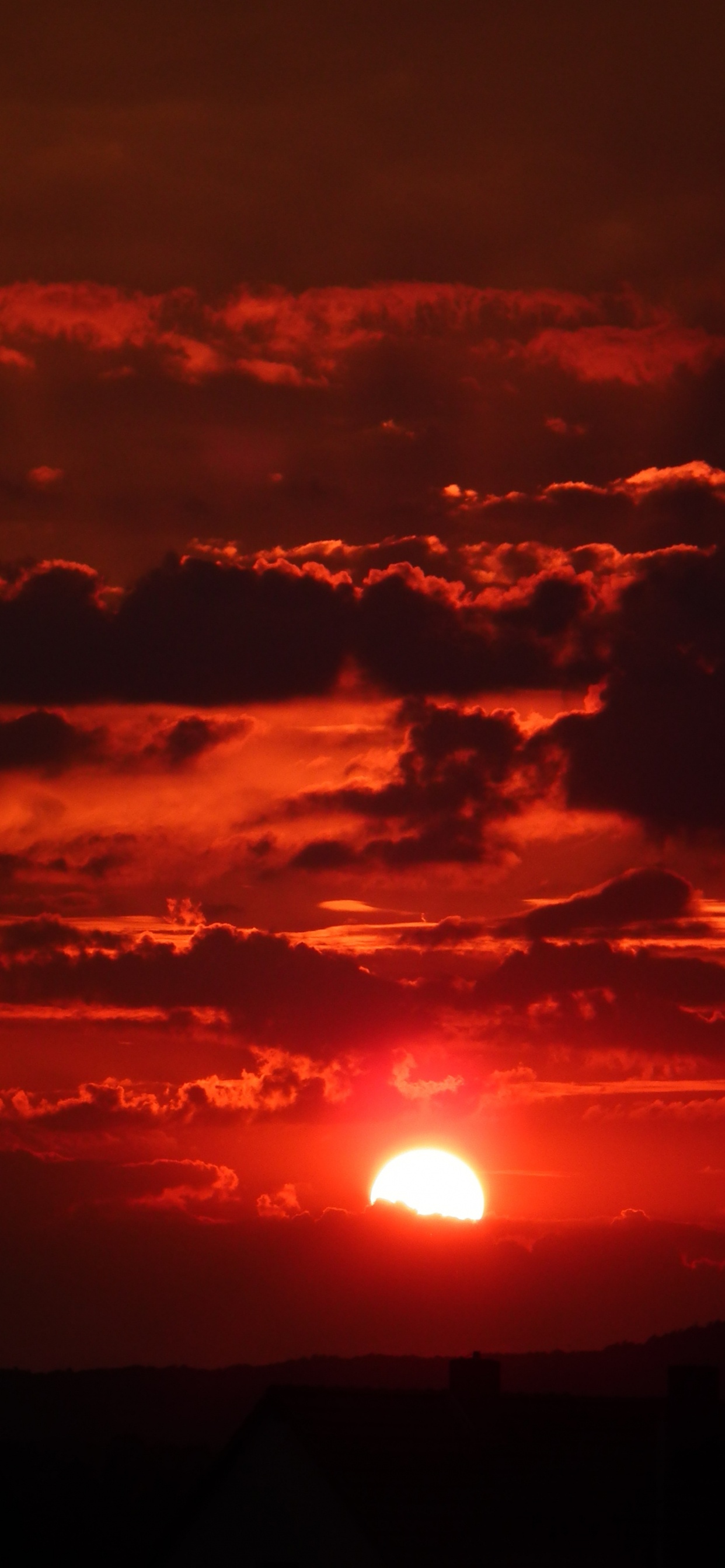 Silhouette Von Wolken Bei Sonnenuntergang. Wallpaper in 1242x2688 Resolution