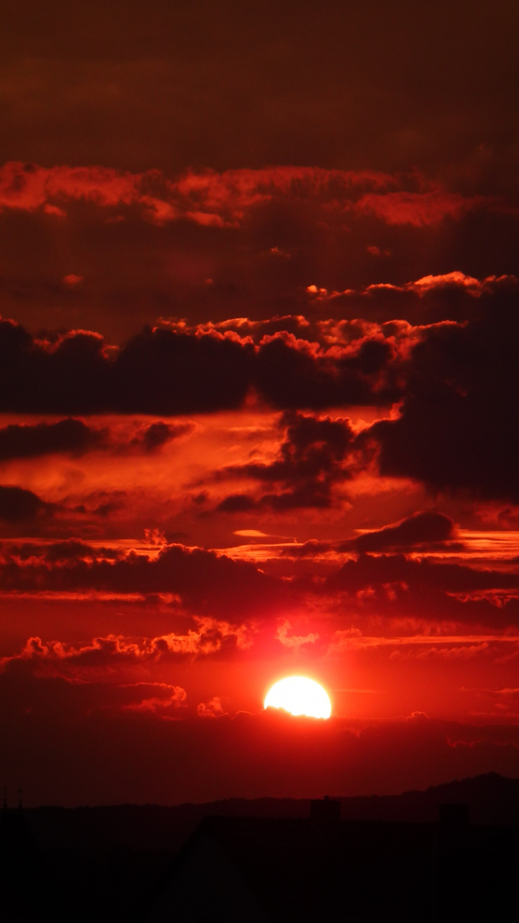 Silhouette de Nuages Pendant le Coucher du Soleil. Wallpaper in 750x1334 Resolution