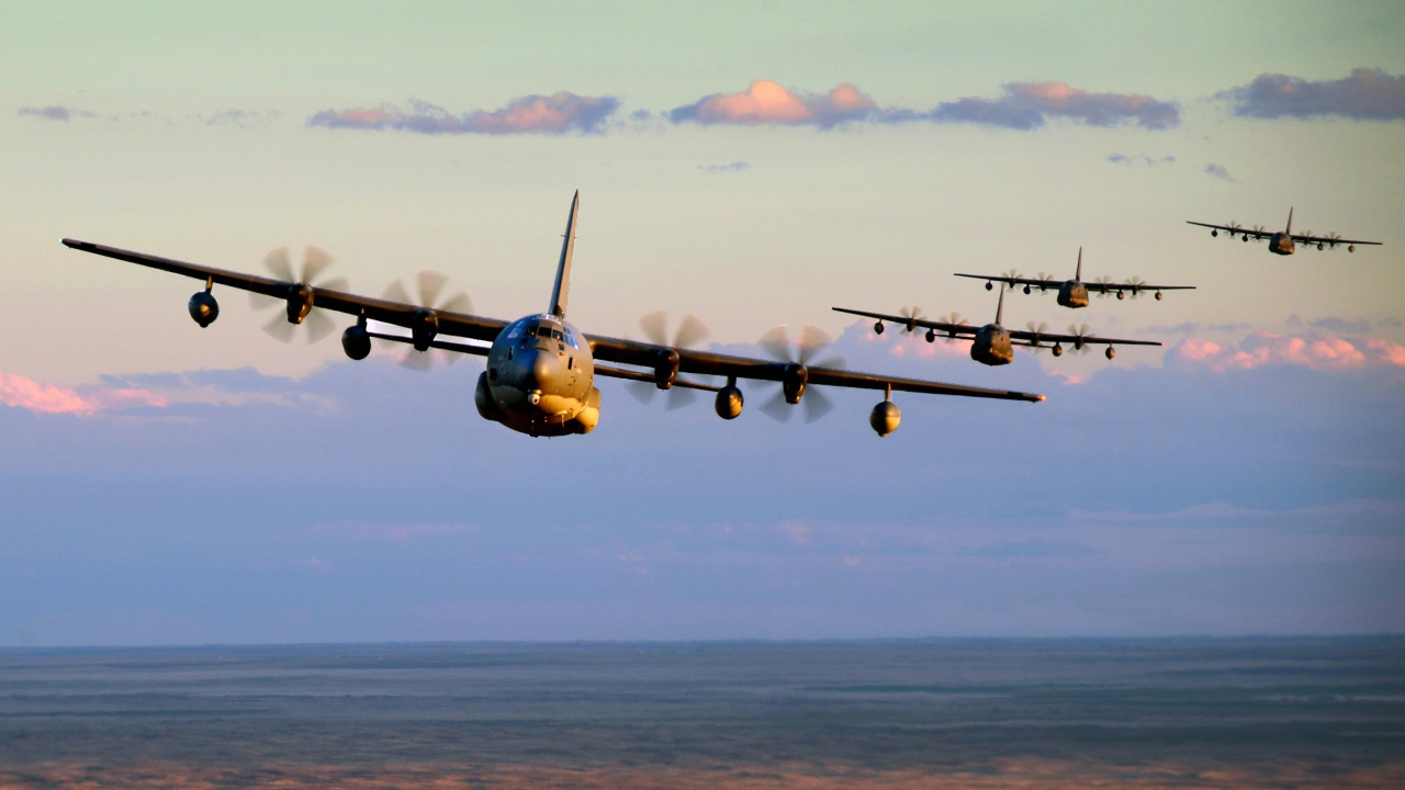Schwarzes Düsenflugzeug in Der Luft Während Des Tages. Wallpaper in 1280x720 Resolution