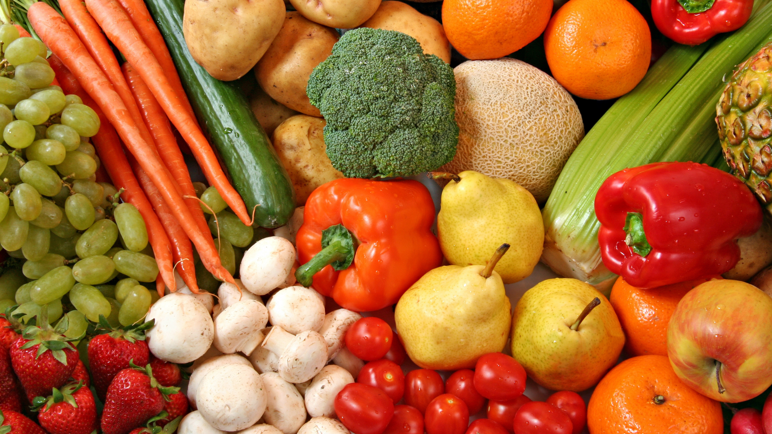 Poivron Jaune et Rouge et Piment Vert. Wallpaper in 2560x1440 Resolution