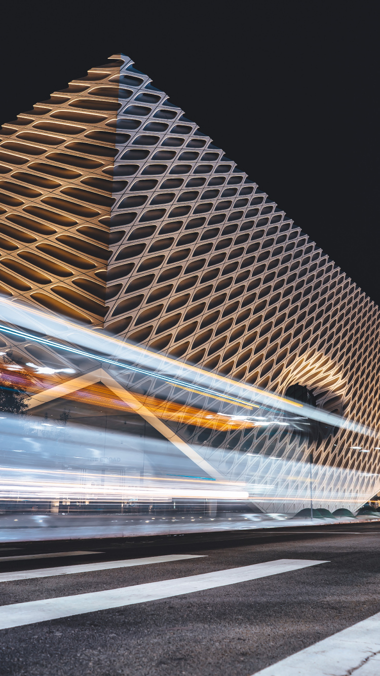 Brauner Und Grauer Metallrahmen. Wallpaper in 750x1334 Resolution