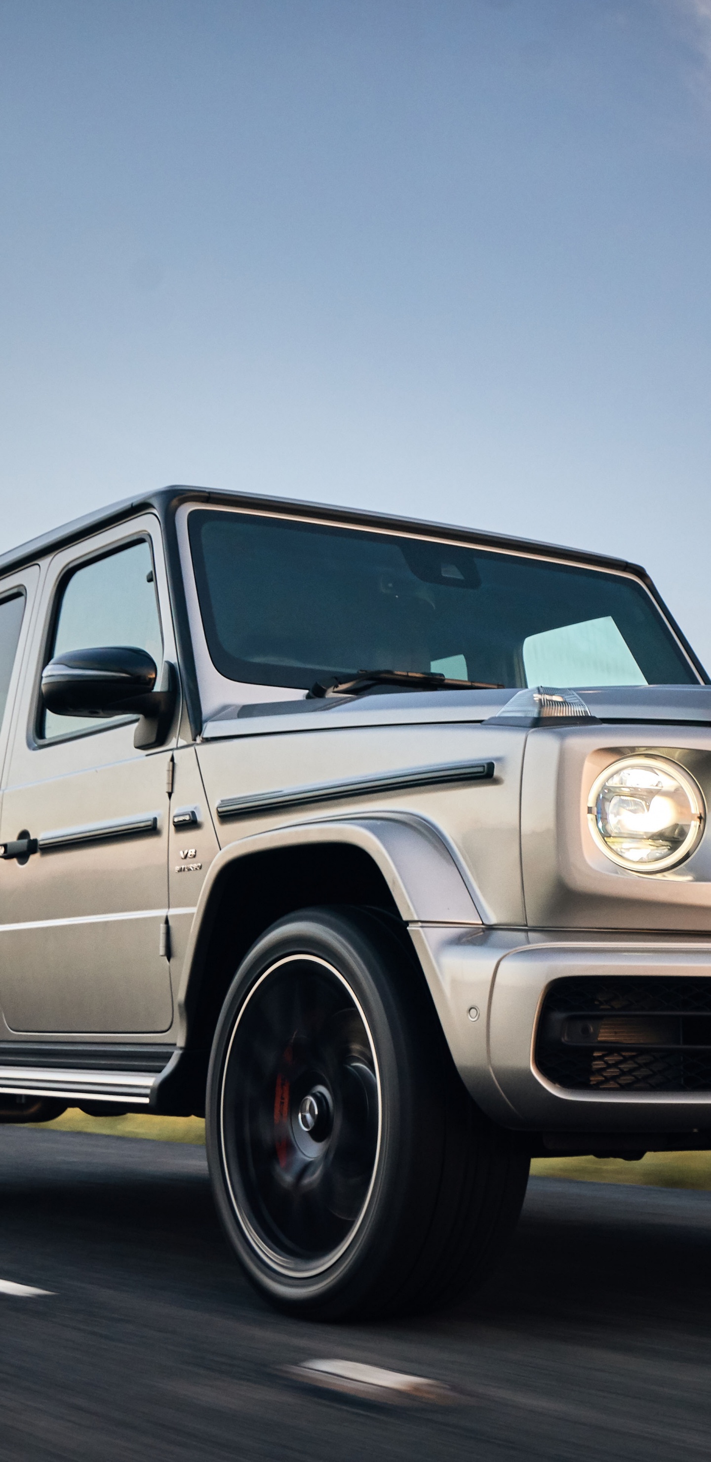 Mercedes Benz Clase g Blanco en la Carretera Durante el Día. Wallpaper in 1440x2960 Resolution