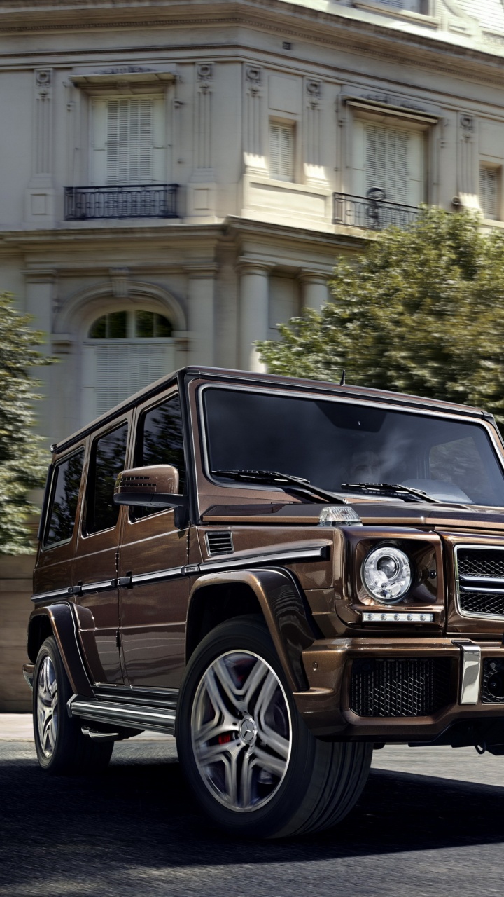 Schwarzes Auto Auf Der Straße in Der Nähe Des Gebäudes Tagsüber. Wallpaper in 720x1280 Resolution