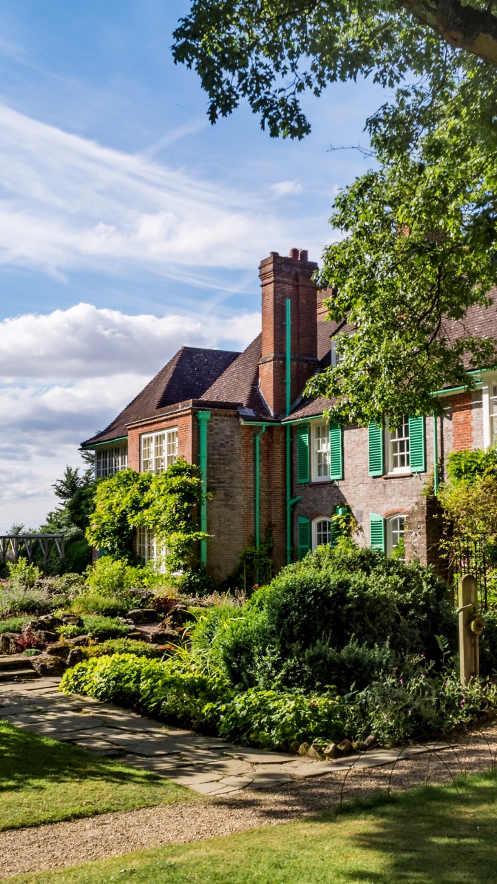 Maison en Béton Marron et Blanc Près D'arbres Verts Sous un Ciel Bleu Pendant la Journée. Wallpaper in 720x1280 Resolution