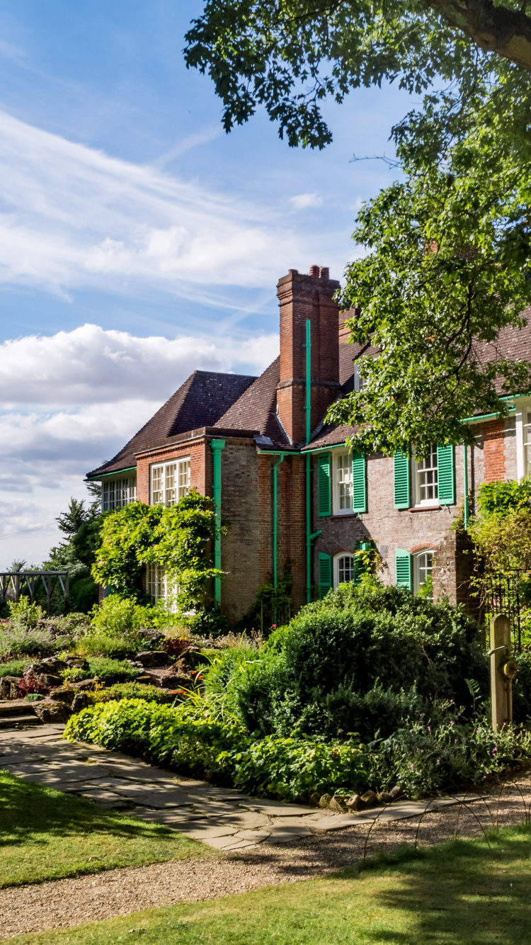 Casa de Hormigón Marrón y Blanco Cerca de Árboles Verdes Bajo un Cielo Azul Durante el Día. Wallpaper in 750x1334 Resolution