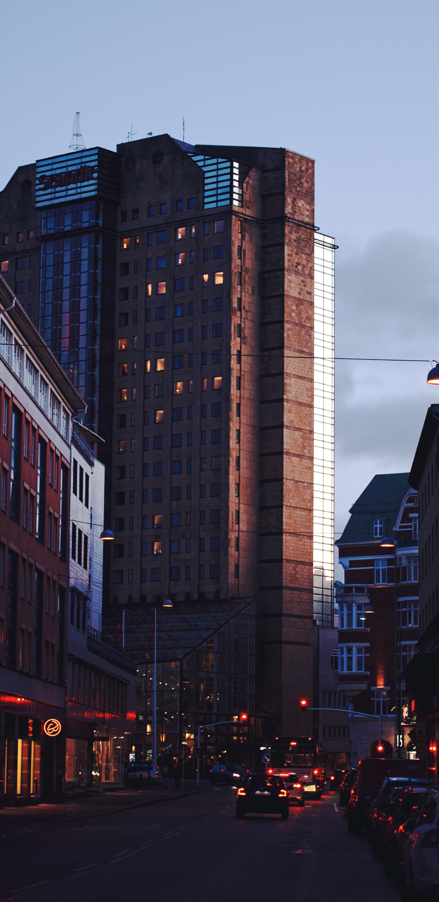 Autos Auf Der Straße Zwischen Hochhäusern Tagsüber. Wallpaper in 1440x2960 Resolution