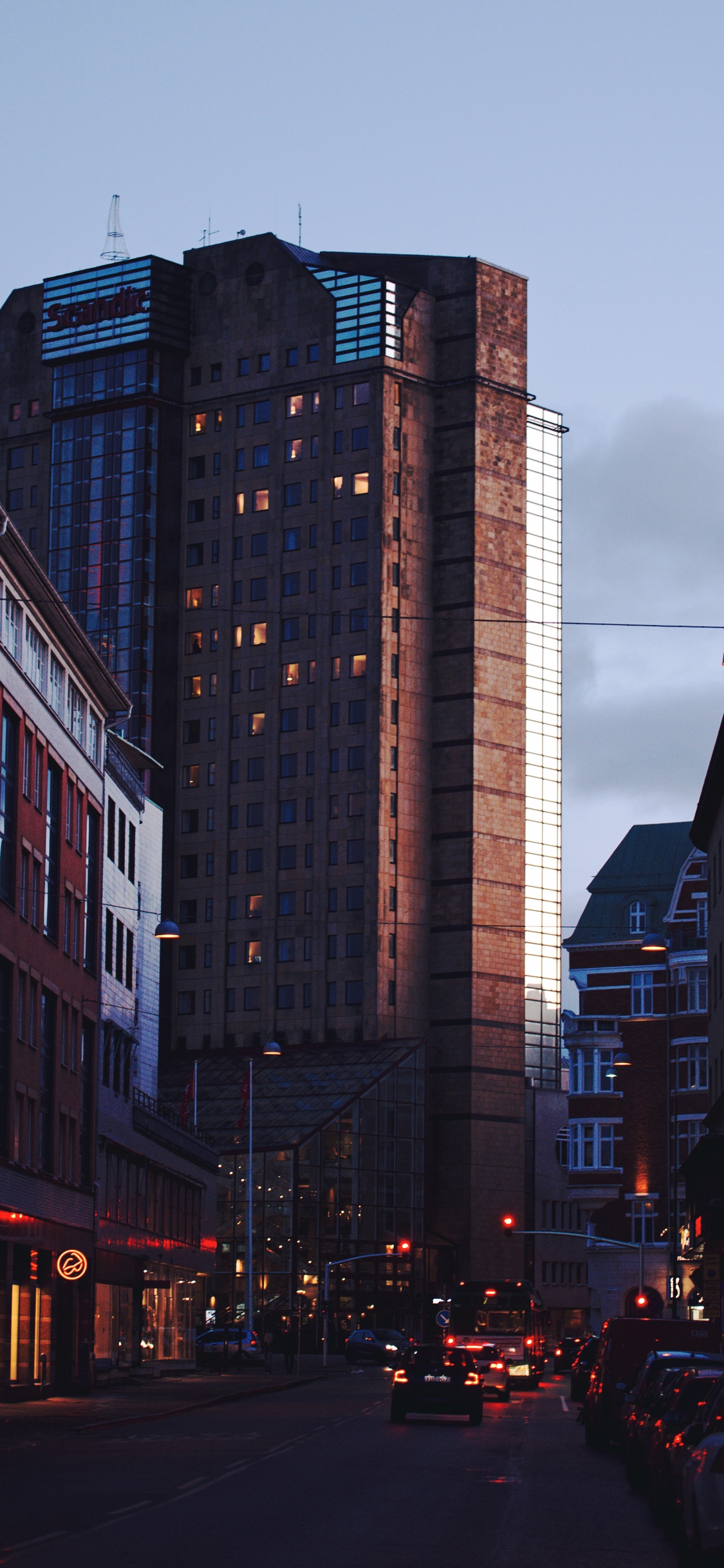 建筑, 街, 晚上, 城市, 人类住区 壁纸 1125x2436 允许