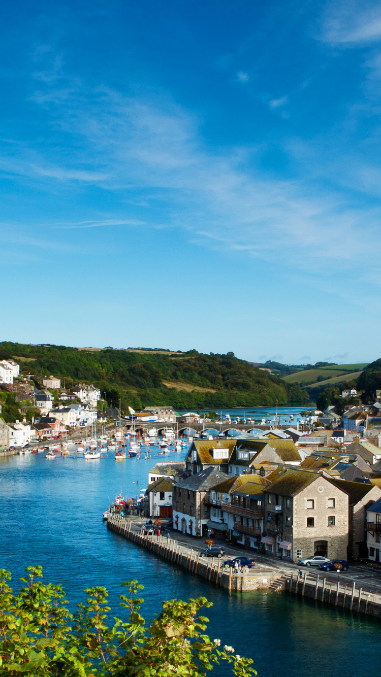 Weiße Und Braune Betonhäuser in Der Nähe Von Gewässern Unter Blauem Himmel Tagsüber. Wallpaper in 750x1334 Resolution